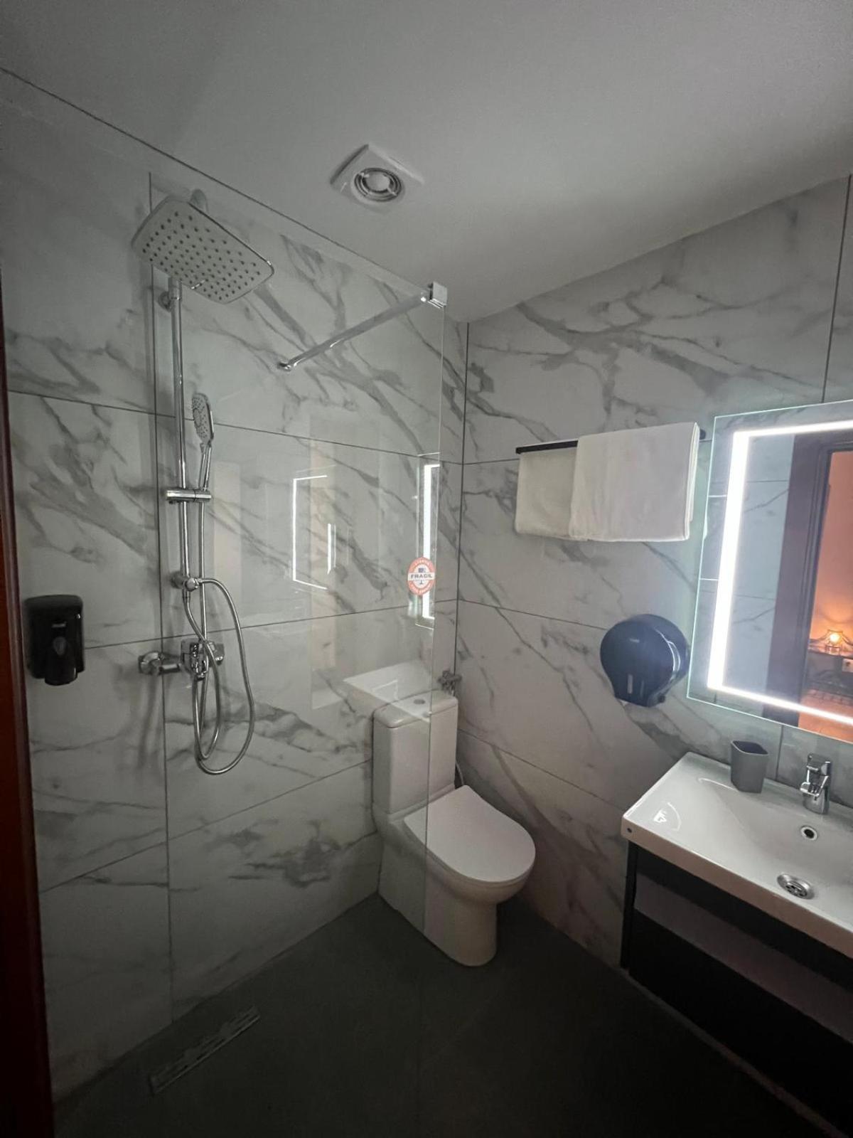 Hotel Reina Букурещ Екстериор снимка
