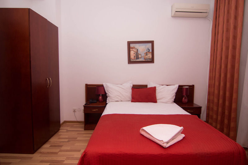 Hotel Reina Букурещ Екстериор снимка
