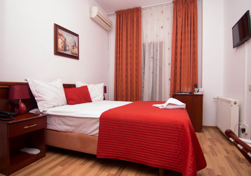 Hotel Reina Букурещ Екстериор снимка
